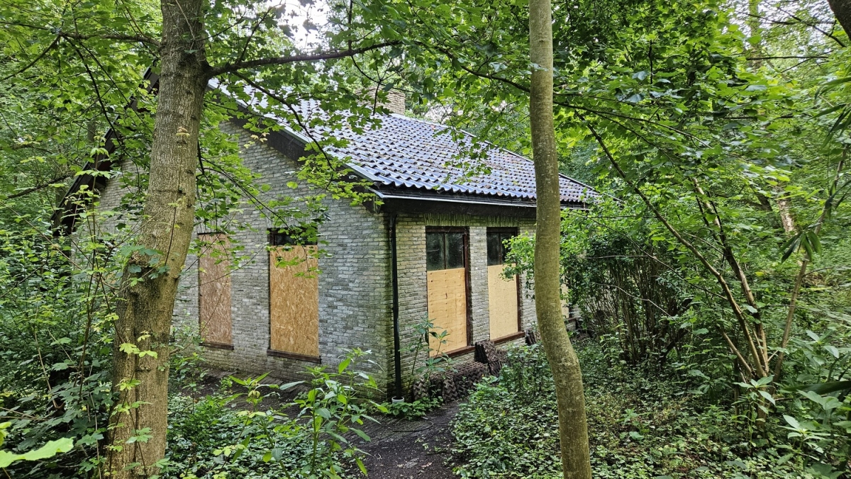 Het atelier van Louis Le Roy in de ecokathedraal in Mildam moet nodig gerestaureerd worden.