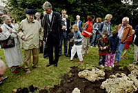 burgemeester De Jonge en Louis le Roy in de kennedylaantuin burgemeester De Jong en Louis le Roy