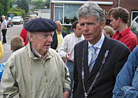 burgemeester De Jonge en Louis le Roy in gesprek burgemeester De Jong en Louis le Roy in gesprek