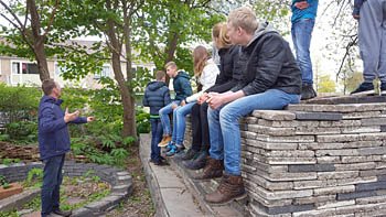 Leerlingen Nordwin College Heerenveen in Le Roy tuin