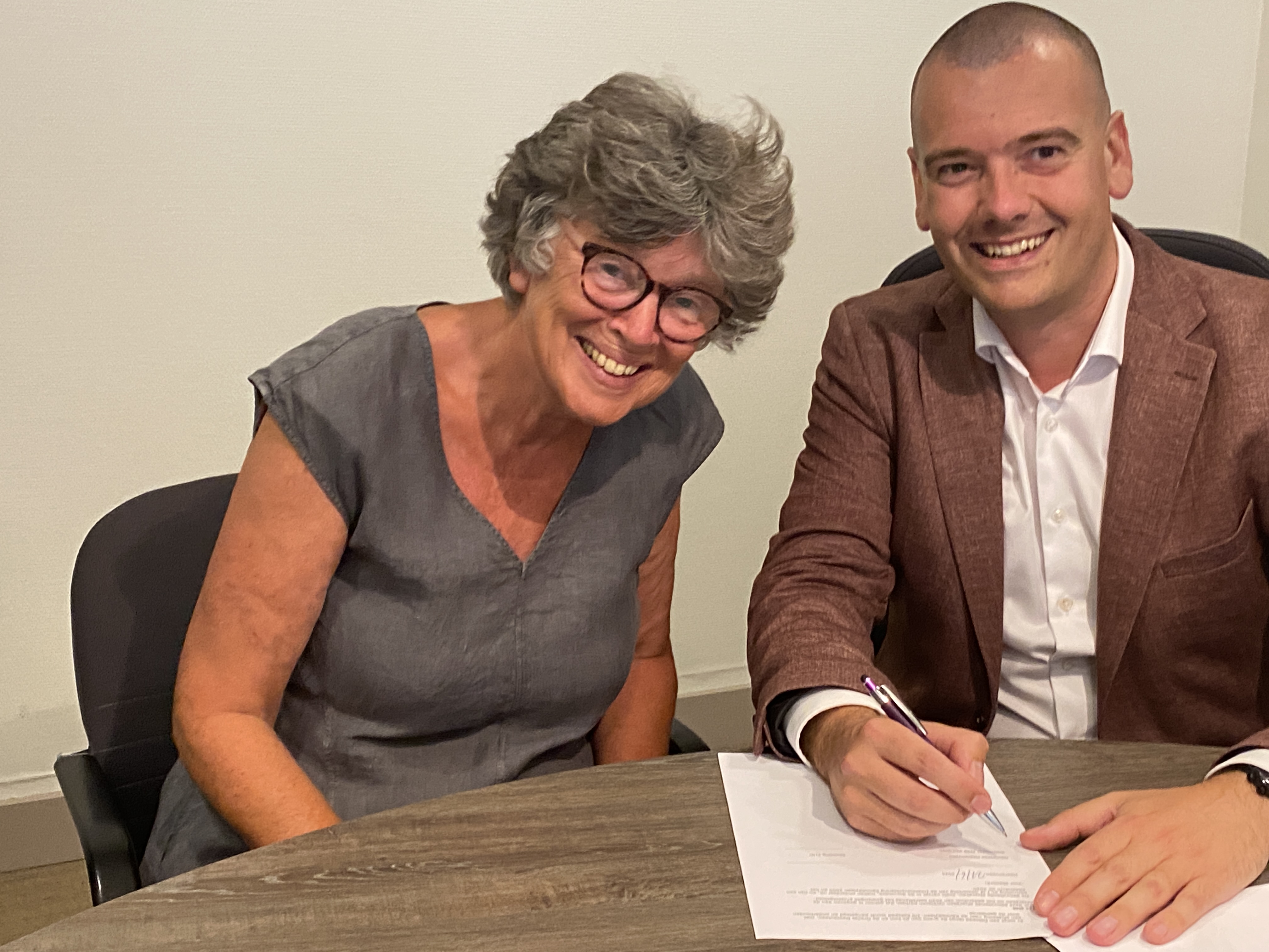 De ondertekening op de kamer van de wethouder.