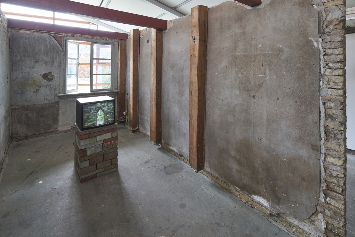 De installatie met film "Rebel Bocage" van Winny Herbstein bij Kunsthuis SYB in Beetsterzwaag. Foto: Ernst van Deursen