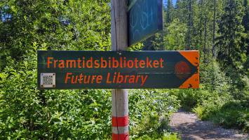 Bordje dat wijst naar het bos van de Future Library